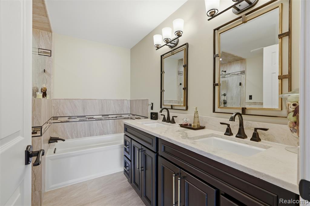 6140 Warwick Drive, 6, Commerce Twp, MI 48382 — Photo 18