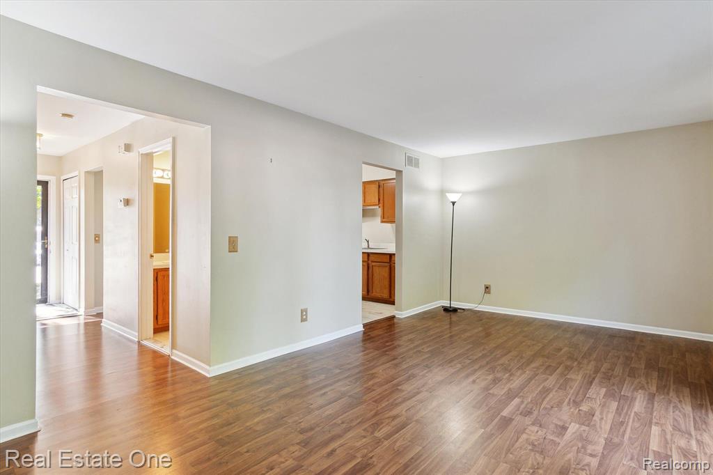 24762 Bashian Drive, Novi, MI — Photo 11