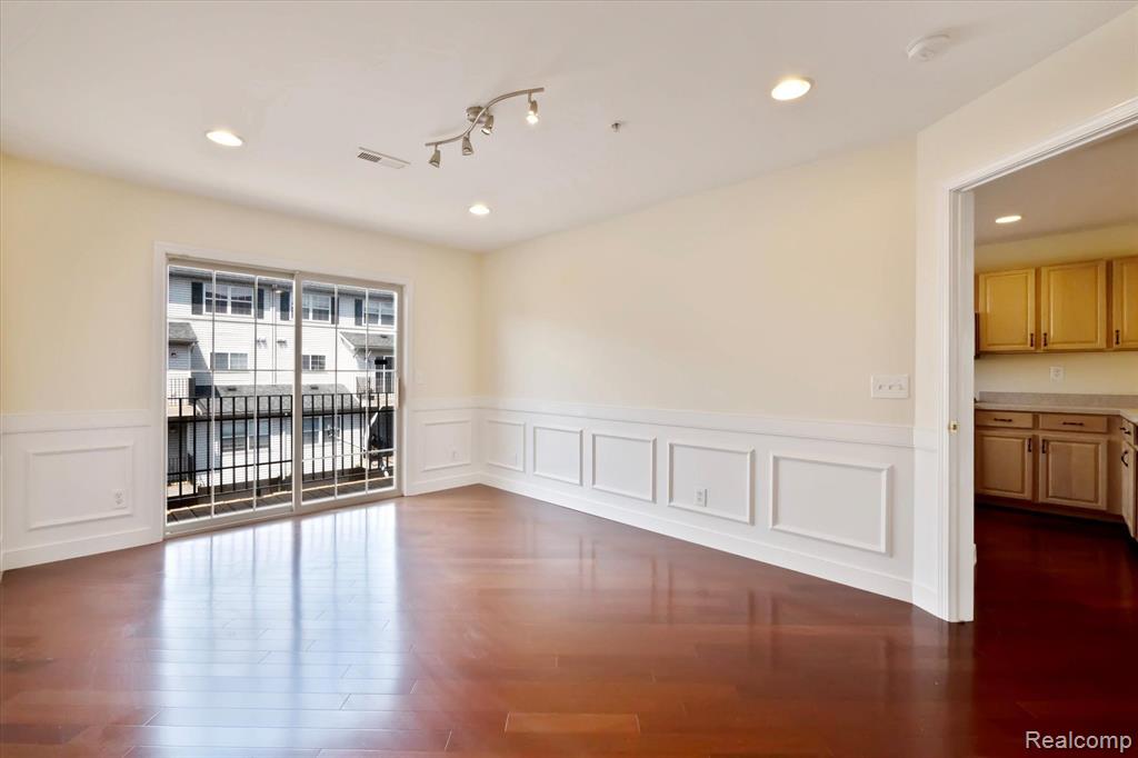 29399 GLEN OAKS Boulevard E, Farmington Hills, MI 48334 — Photo 17