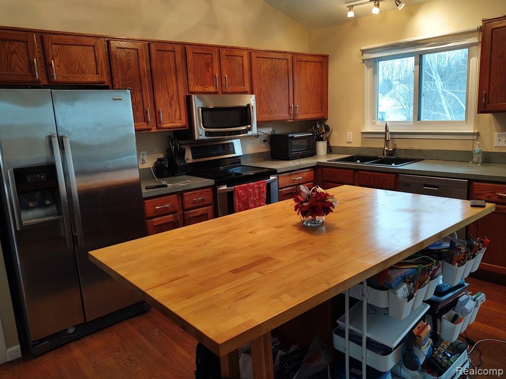 1432 Pond View Court, Wixom, MI 48393 — Photo 7
