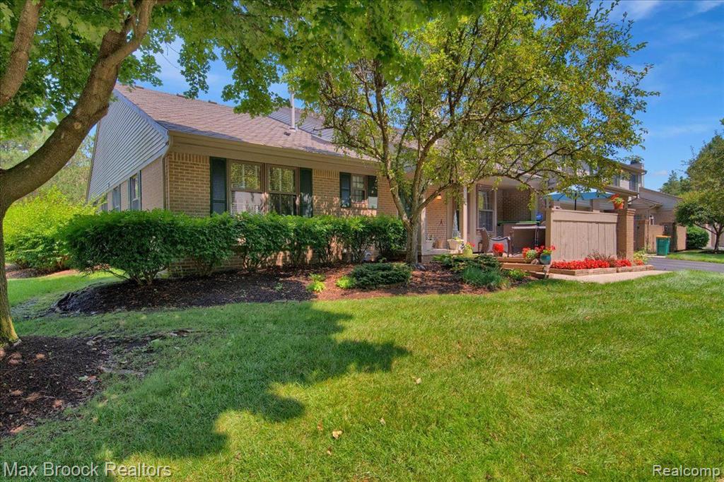 38750 CHESSINGTON, Farmington Hills, MI 48331 — Photo 2