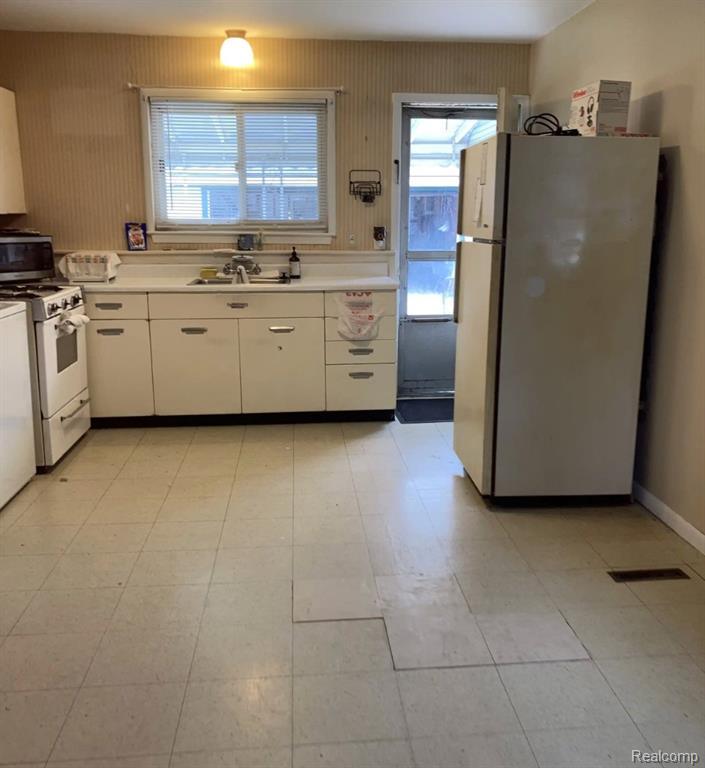 4704 Jackson Street, Dearborn Heights, MI 48125 — Photo 4