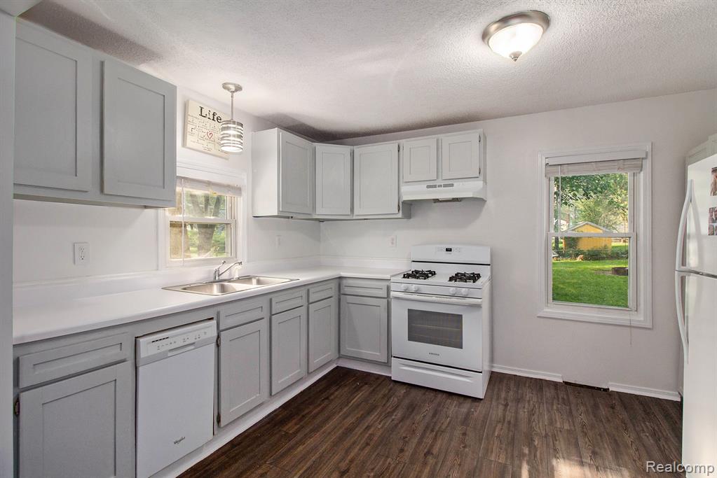 770 Brushwood Drive, Wolverine Lake, MI 48390 — Photo 5