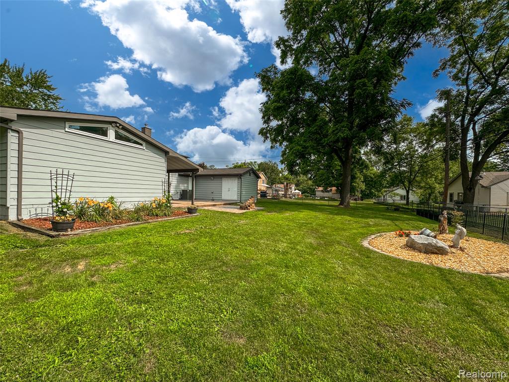 545 Woodbridge Circle, Waterford, MI 48327 — Photo 31