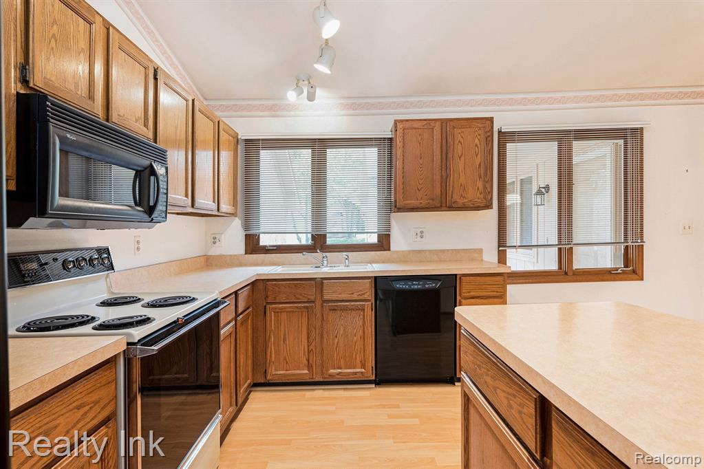 35300 BLUE SPRUCE Drive, Farmington Hills, MI 48335 — Photo 6
