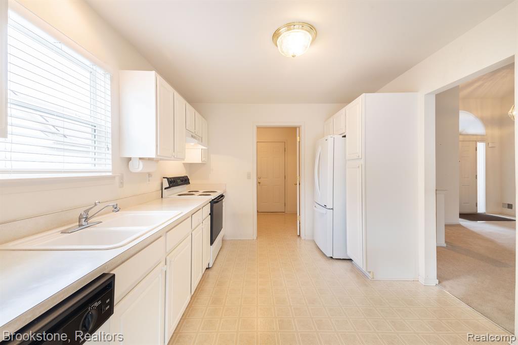 265 SHORE BROOK Lane, Walled Lake, MI 48390 — Photo 12