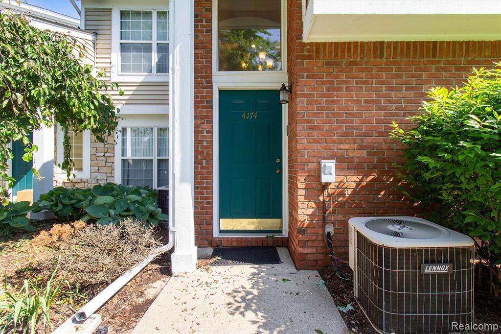 4174 BERKSHIRE Drive, Sterling Heights, MI 48314 — Photo 5