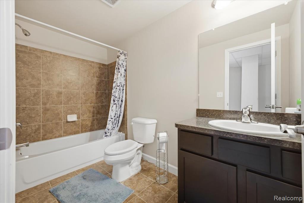 4930 E Stonegate Circle, Lake Orion, MI — Photo 37