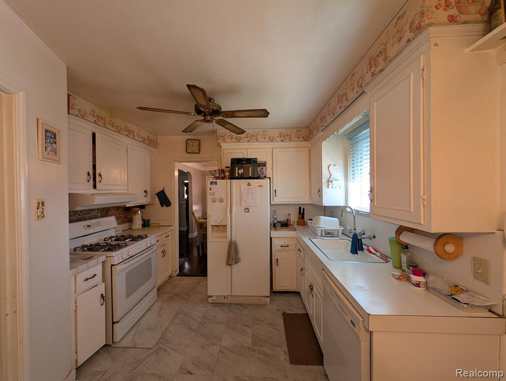 9864 E OUTER Drive, Detroit, MI 48224 — Photo 13