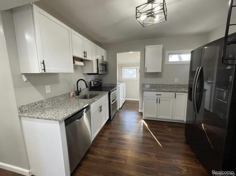520 E KALAMA Avenue, Madison Heights, MI 48071 — Photo 5