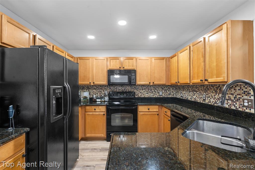 45512 Hidden View Court, Utica, MI 48315 — Photo 13