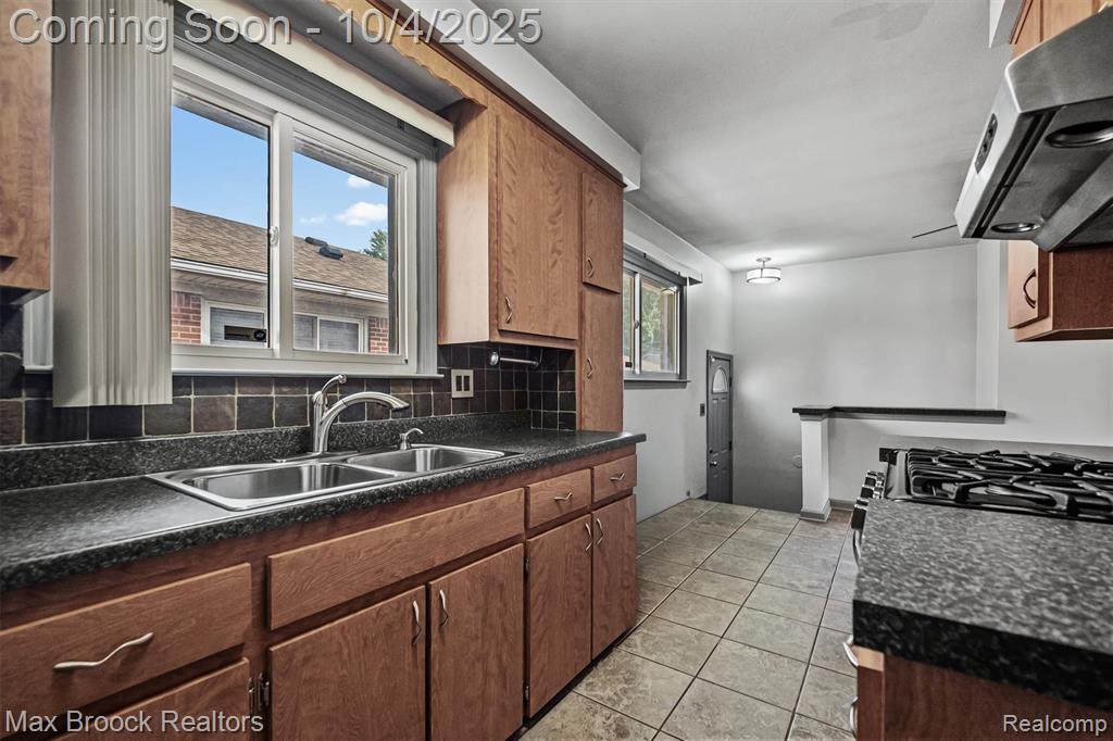 8282 Nightingale Street, Dearborn Heights, MI 48127 — Photo 7