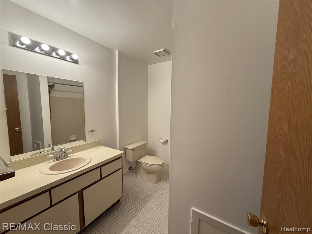 7806 Manor Circle, 103, Westland, MI — Photo 16