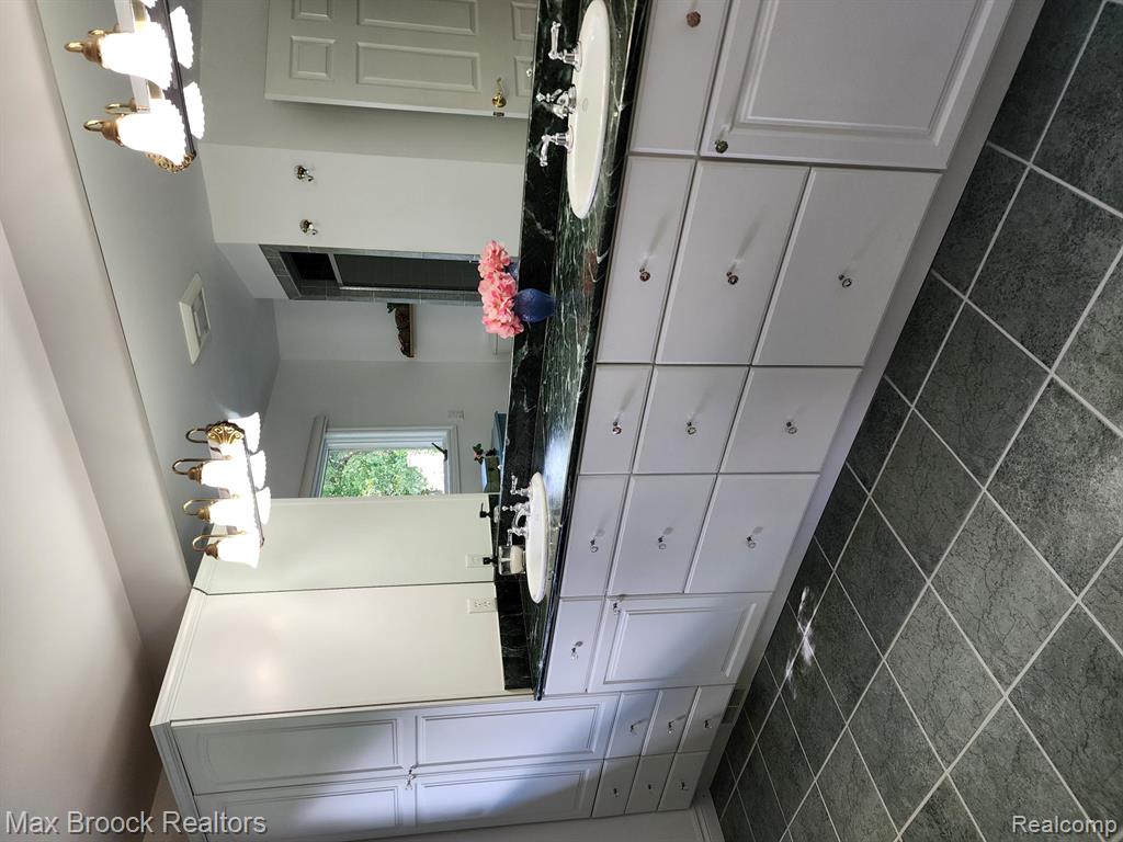 855 N Pemberton Road, Bloomfield Hills, MI 48302 — Photo 16