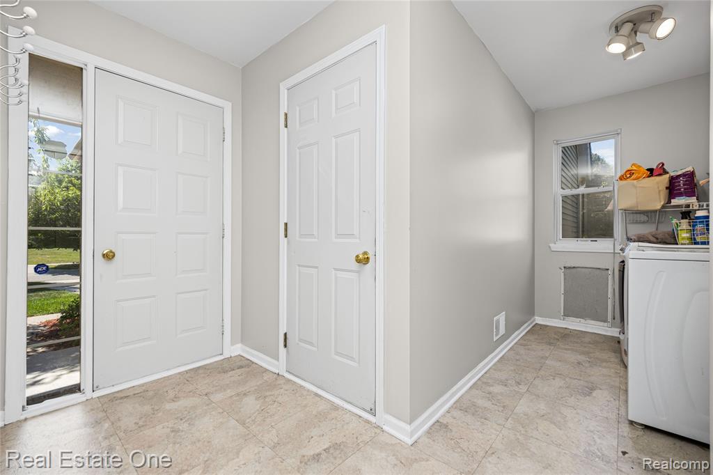 7570 Greenway Lane, West Bloomfield, MI 48324 — Photo 37