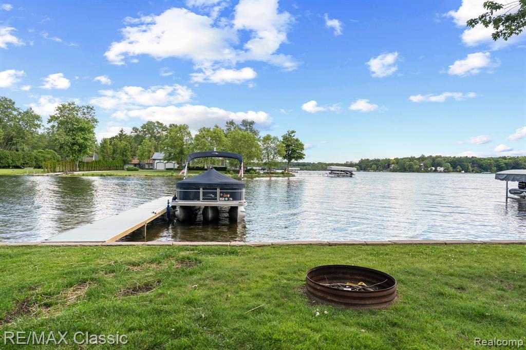 5286 Edgelake Drive, Pinckney, MI 48169 — Photo 8