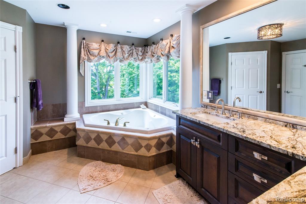 3166 W Beach Lake Drive, Milford, MI, 48380