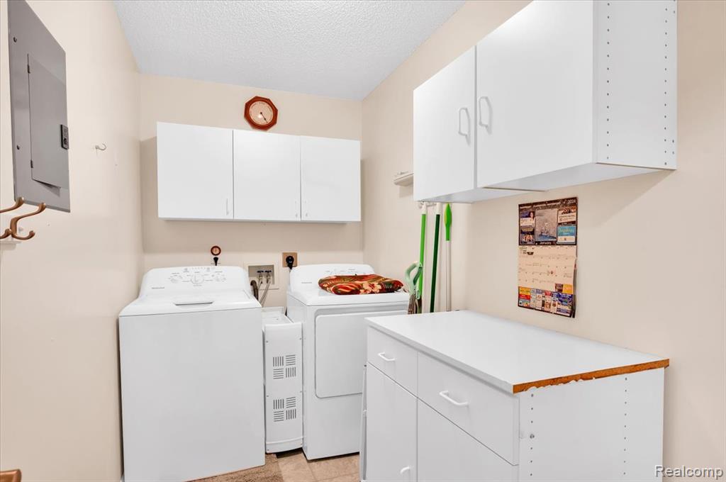 4911 Oak Hill Drive, Waterford, MI 48329 — Photo 14