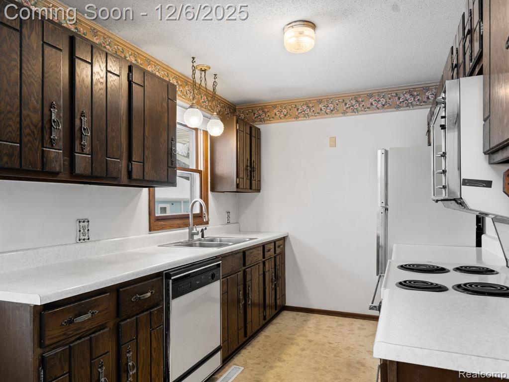 5886 S Green Avenue, Fremont, MI 49412 — Photo 12