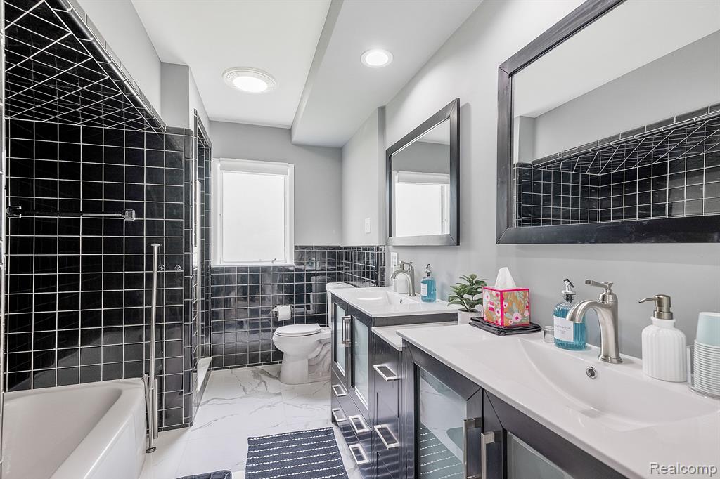 600 WOODCREST Drive, Dearborn, MI 48124 — Photo 18