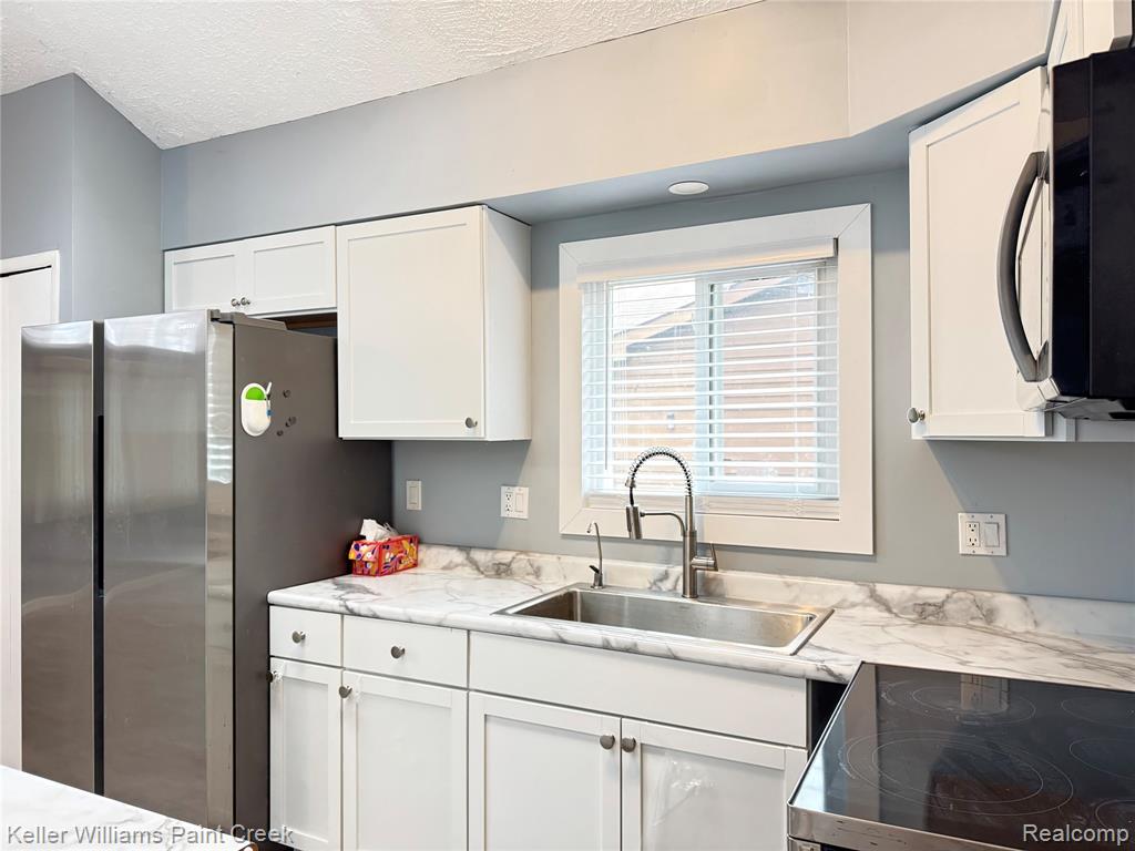 6768 Buckland Avenue, West Bloomfield, MI 48324 — Photo 13