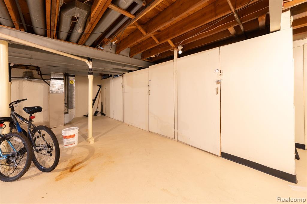 676 E FOX HILLS Drive, Bloomfield Hills, MI 48304 — Photo 15