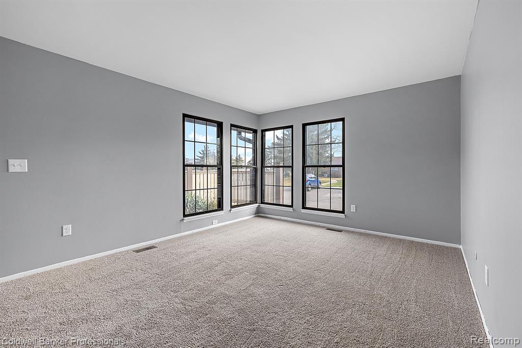 2685 ROUNDTREE Drive, Troy, MI 48083 — Photo 8