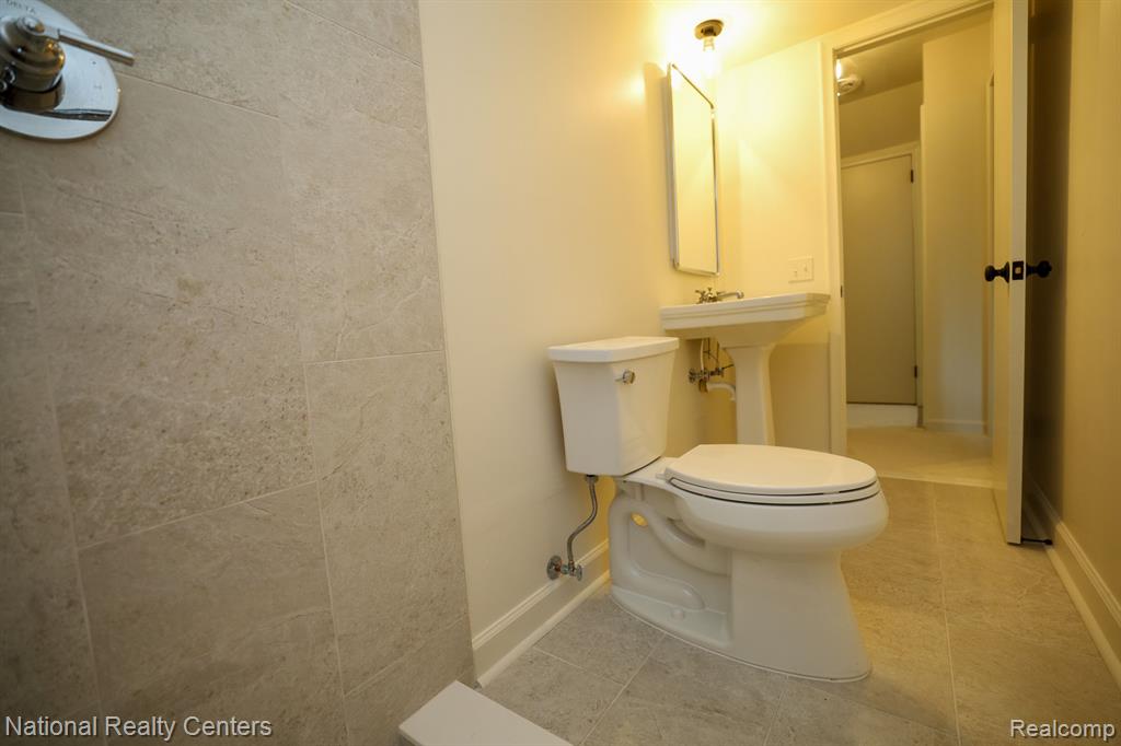 6050 UPPER STRAITS Boulevard, West Bloomfield, MI 48324 — Photo 22