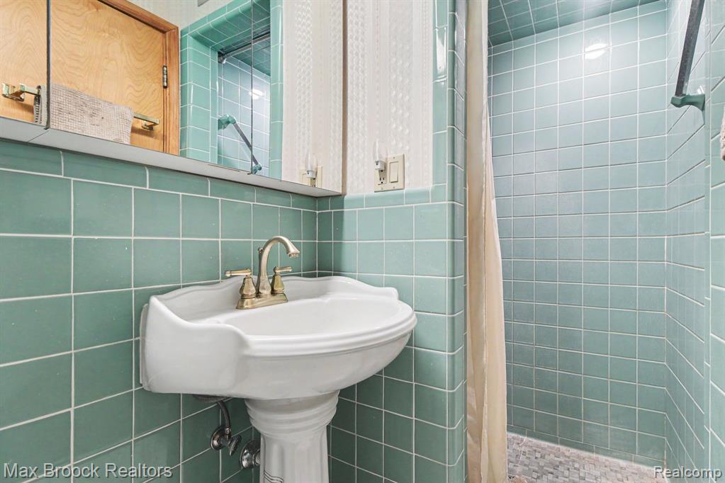 2870 Thedford Road, Bloomfield Hills, MI 48304 — Photo 25