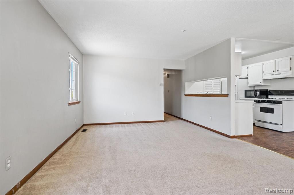 38347 CAROLON Boulevard, Westland, MI — Photo 5