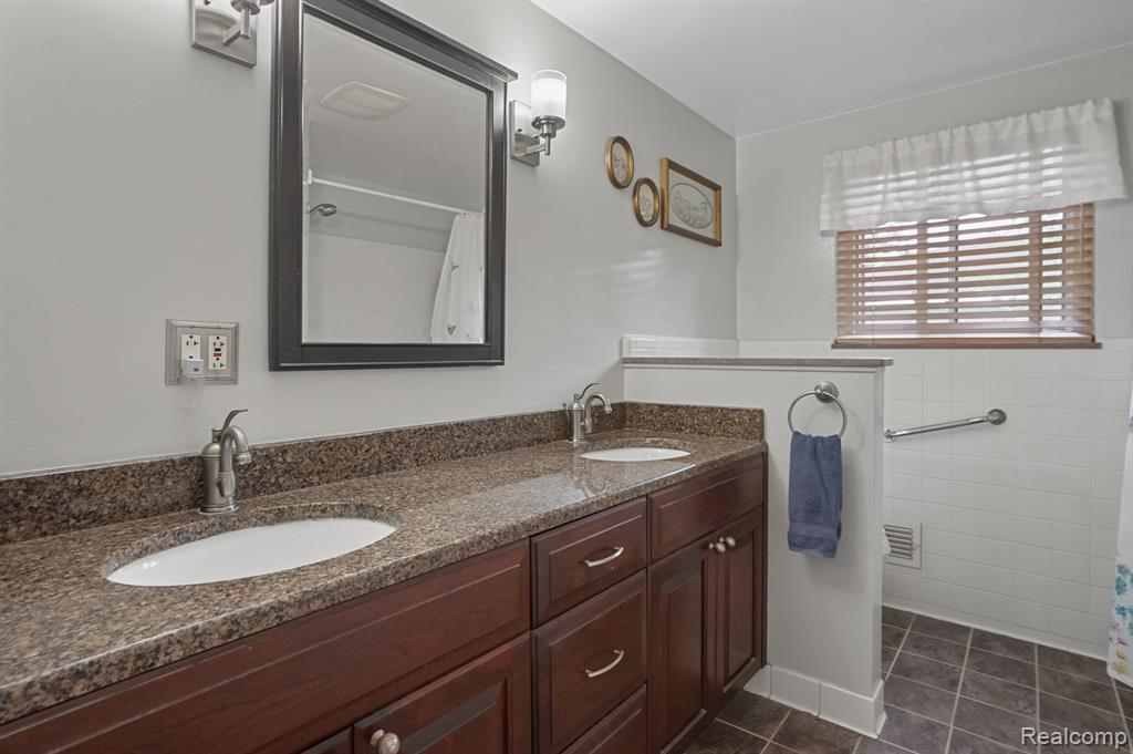 6989 Fredmoor Drive, Troy, MI 48098 — Photo 19