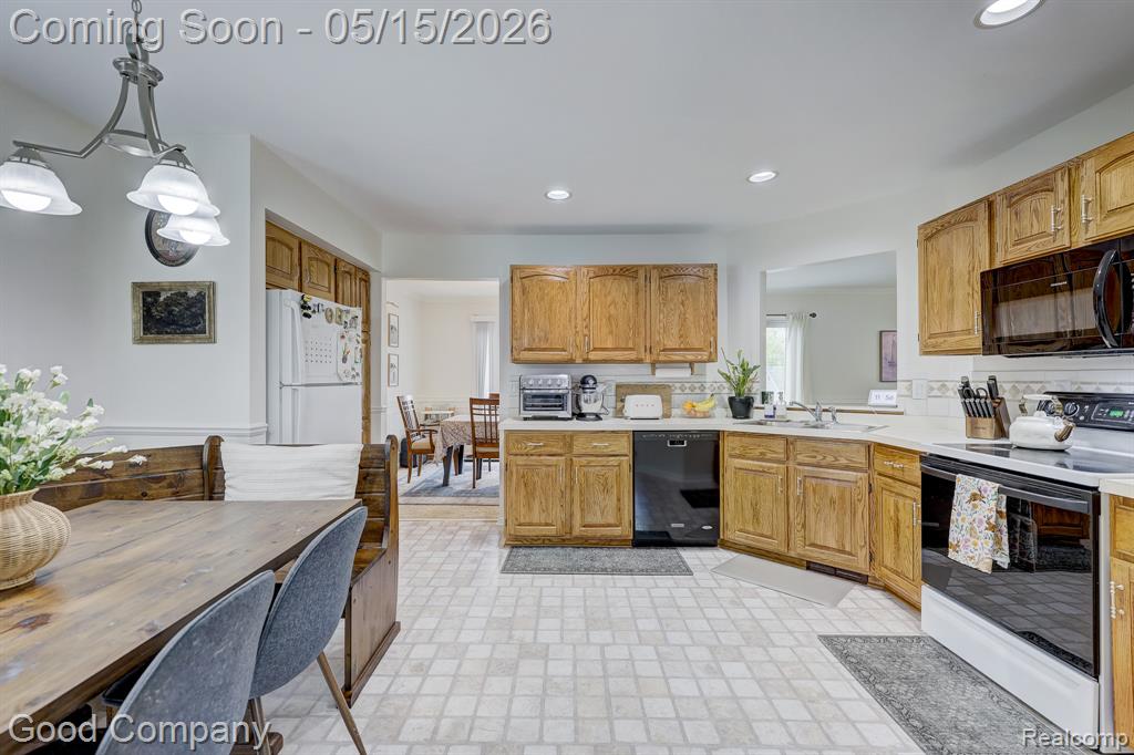 2370 Lansbury Drive, Waterford, MI 48329 — Photo 24