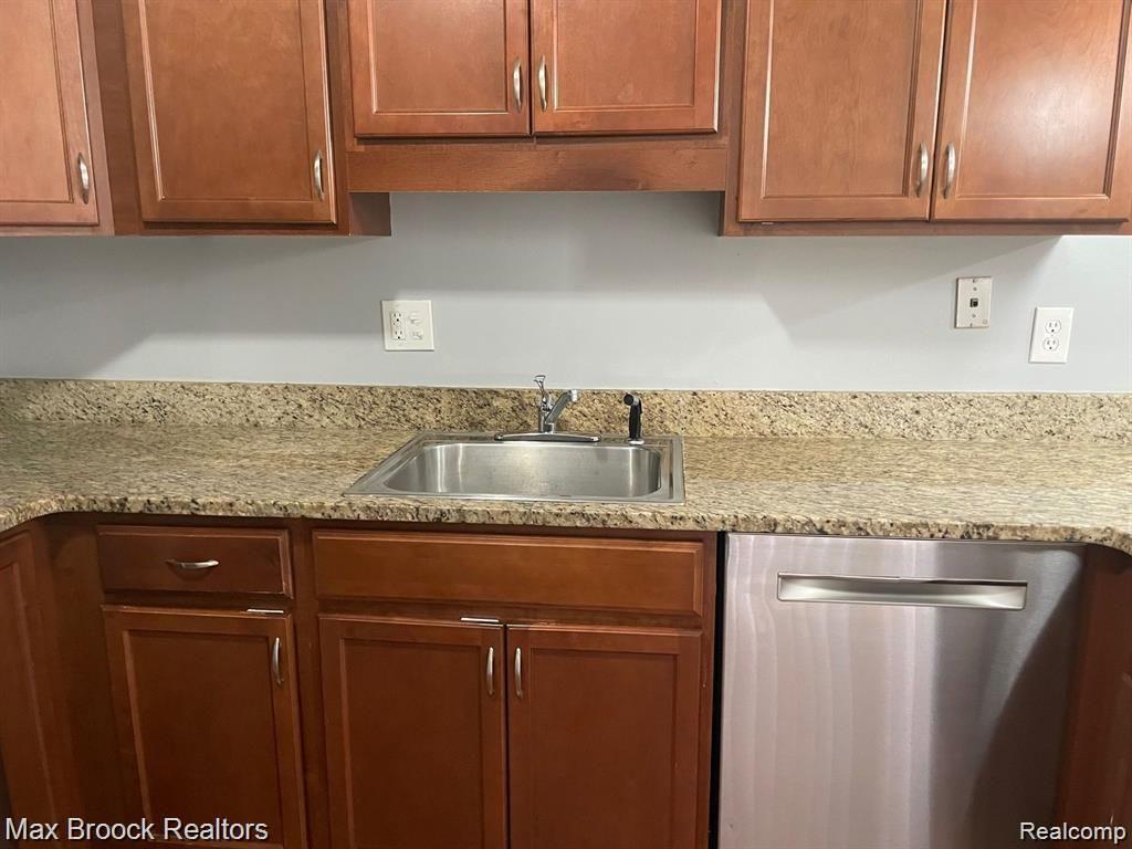 2806 ROUNDTREE Drive, Troy, MI 48083 — Photo 4