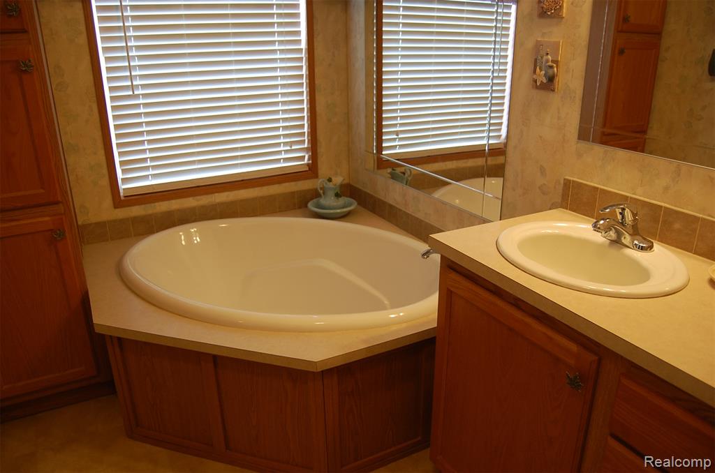 23166 Swallow, New Boston, MI 48164 — Photo 12