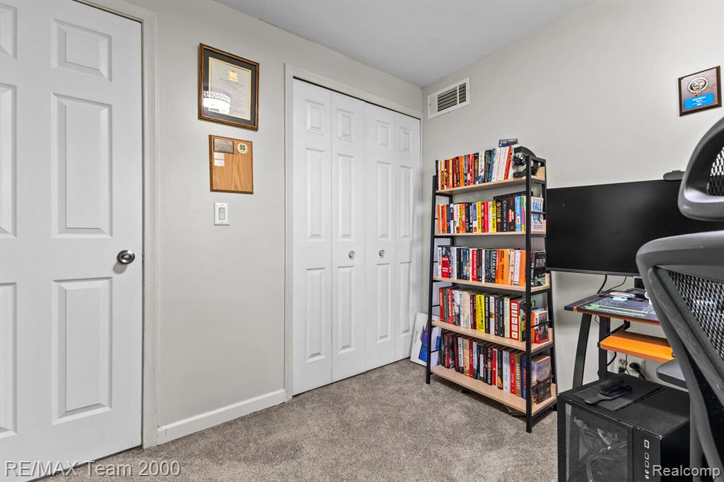 7485 Pointe Drive, Canton, MI 48187 — Photo 17