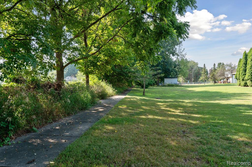 480 Andover Woods Drive, Fenton, MI 48430 — Photo 45