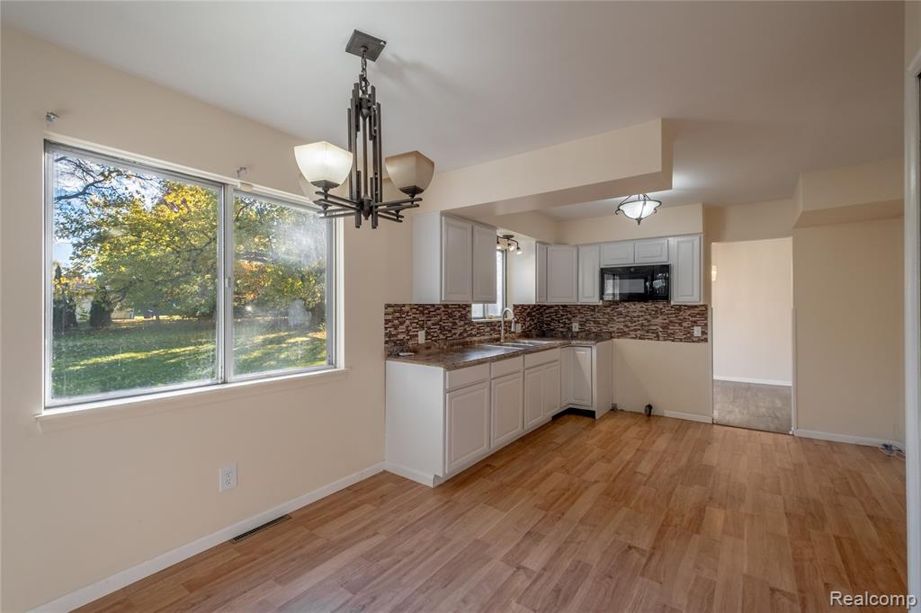 5297 Oaktree Drive, Flint, MI 48532 — Photo 4