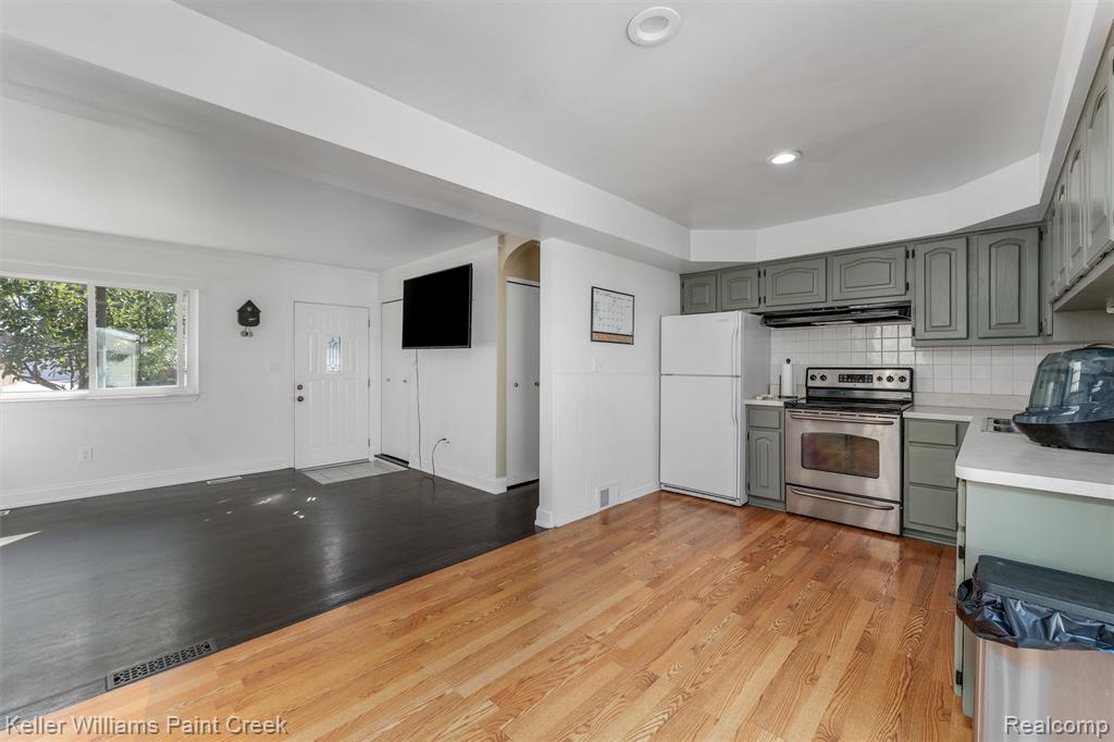8273 Independence Drive, Sterling Heights, MI 48313 — Photo 13