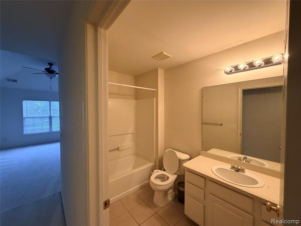 714 OLDE ENGLISH Circle, Unit 30, Howell, MI 48855 — Photo 13