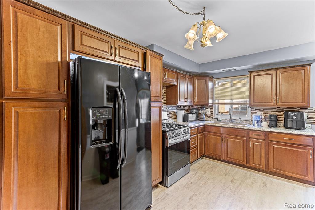 8681 Whitefield Street, Dearborn Heights, MI 48127 — Photo 16