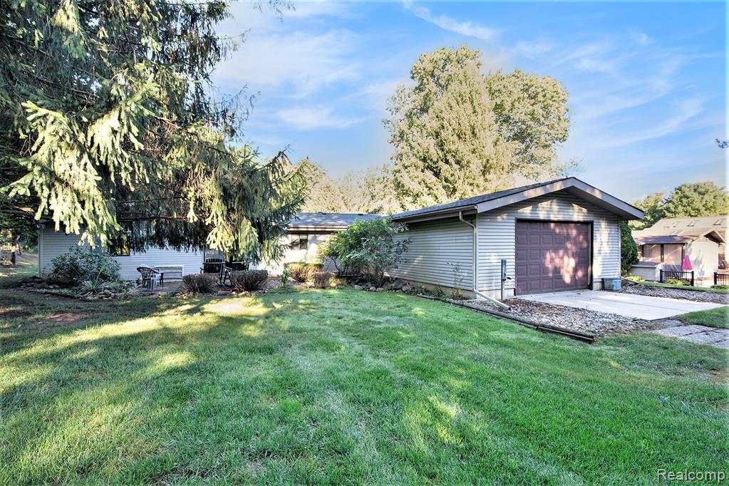 7334 Parkwood Drive, Fenton, MI 48430 — Photo 29