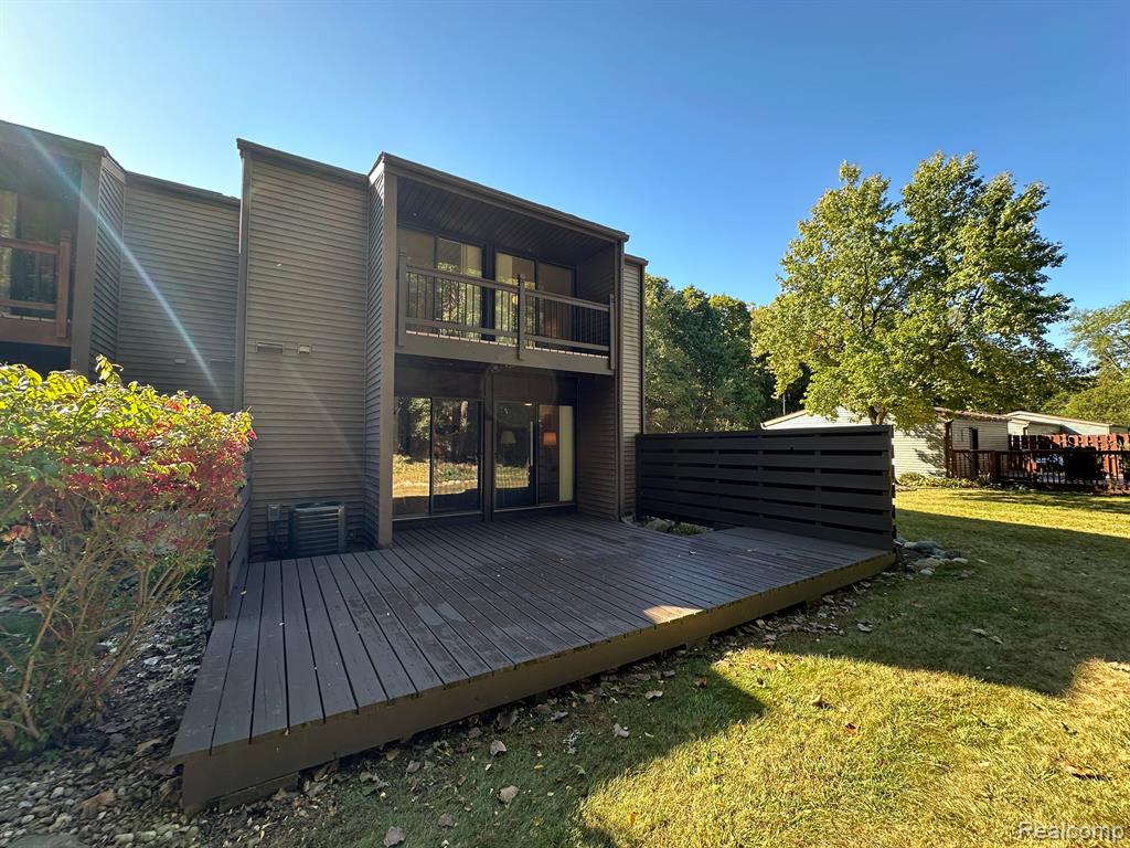 424 W ROCKWELL Street, Fenton, MI 48430 — front exterior