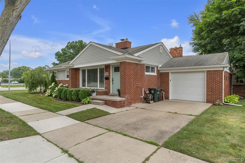 765 Vernier Road, Grosse Pointe Woods, MI 48236 — Photo 2