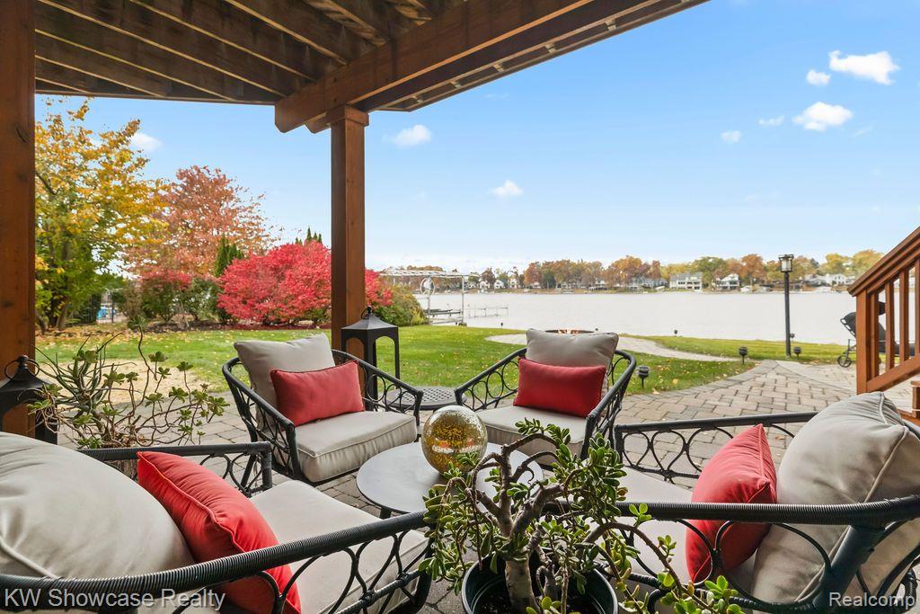 8579 PINE COVE Drive, Commerce Twp, MI 48382 — Photo 10