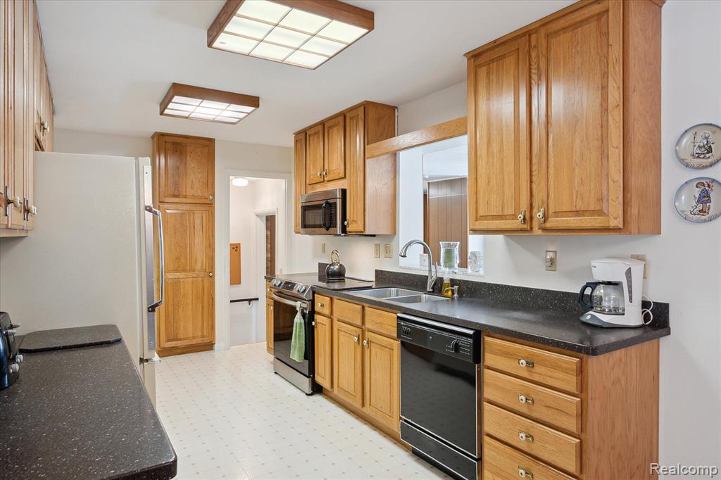 310 TAYLOR Lane, Chelsea, MI 48118 — Photo 12