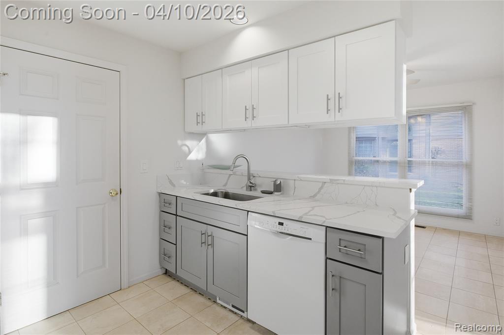 5351 Royal Vale Lane, Dearborn, MI 48126 — Photo 16