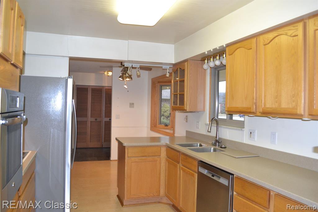 5197 SURFWOOD Drive, Commerce Twp, MI 48382 — Photo 6