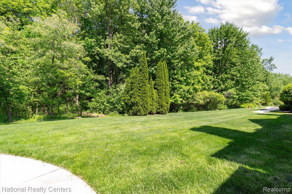 4727 BERKSHIRE Drive, 197, Sterling Heights, MI 48314 — Photo 18