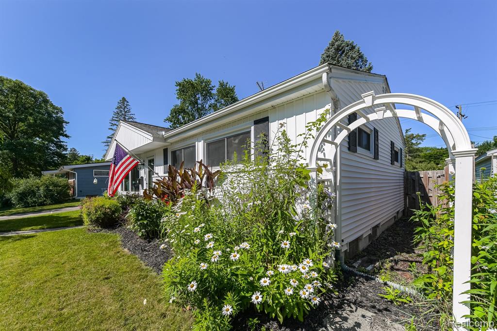 2724 CRANBROOK Road, Ann Arbor, MI 48104 — Photo 2