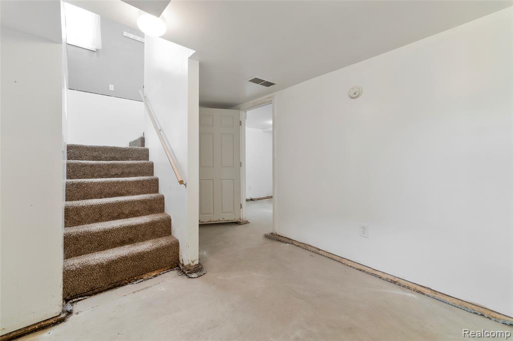 811 Miller Road, Lake Orion, MI 48362 — Photo 28